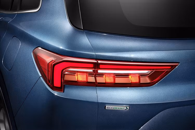 Trong đó, dải đèn LED định vị ban ngày hình móc câu nối liền với nẹp mạ crôm trên đỉnh lưới tản nhiệt. Nằm thấp bên dưới là đèn pha với 2 bóng LED được đặt trong hốc hình chữ "C" có viền màu đen. Tiếp đến là hốc gió trung tâm khá rộng và tấm ốp gầm màu bạc. 