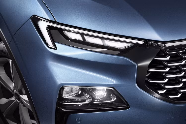 So với đàn anh Equator, Ford Equator Sport 2022 mới có kích thước nhỏ hơn, cụ thể là chiều dài 4.630 mm, chiều rộng 1.935 mm, chiều cao 1.706 mm và chiều dài cơ sở 2.726 mm. Với kích thước này, Ford Equator Sport 2022 là tân binh của phân khúc SUV hạng C tại thị trường Trung Quốc, cạnh tranh với Honda CR-V cũng như Hyundai Tucson. 