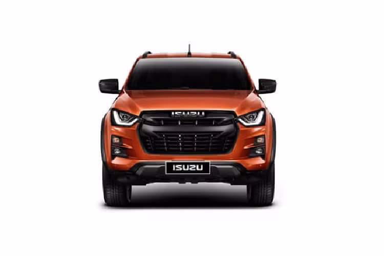 Nội thất của Isuzu D-Max 2021 cũng được thiết kế lại theo hướng hiện đại hơn. Trên bản cao cấp nhất, xe sẽ được trang bị màn hình giải trí 9 inch, điều hòa tự động 2 vùng, cửa gió ghế sau, khởi động nút bấm còn bản thấp sẽ chỉ có màn hình 7 inch, chìa khóa cơ,… Tại thị trường Thái Lan, màn hình giải trí của xe còn có tính năng hỗ trợ kết nối Apple CarPlay/Android Auto.