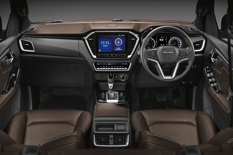 Thiết kế của Isuzu D-Max 2021 được lột xác hoàn toàn, khỏe khoắn và hiện đại không kém gì các mẫu xe cùng phân khúc. Cụ thể, phần đầu xe sở hữu lưới tản nhiệt cỡ lớn gây liên tưởng đến các dòng xe Audi. Tiếp đến, cụm đèn chiếu sáng trước được trang bị bóng bi-LED, đi kèm dải đèn LED định vị ban ngày hình chữ U. Ở trên bản cao cấp nhất, xe được trang bị mâm hợp kim 5 chấu kích cỡ 18 inch.