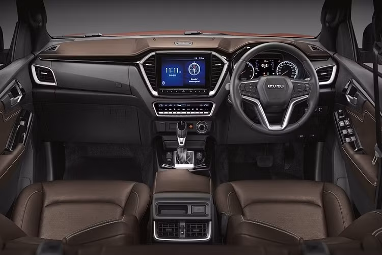 Thiết kế của Isuzu D-Max 2021 được lột xác hoàn toàn, khỏe khoắn và hiện đại không kém gì các mẫu xe cùng phân khúc. Cụ thể, phần đầu xe sở hữu lưới tản nhiệt cỡ lớn gây liên tưởng đến các dòng xe Audi. Tiếp đến, cụm đèn chiếu sáng trước được trang bị bóng bi-LED, đi kèm dải đèn LED định vị ban ngày hình chữ U. Ở trên bản cao cấp nhất, xe được trang bị mâm hợp kim 5 chấu kích cỡ 18 inch.