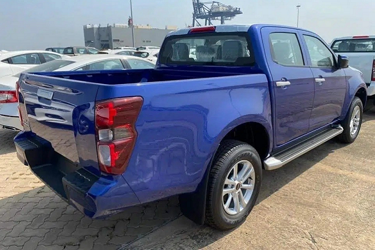 Trang bị an toàn của xe cũng được cập nhật với nhiều tính năng mới như cảnh báo điểm mù, cảnh báo phương tiện cắt ngang phía sau khi lùi và cân bằng điện tử. Đây cũng là những trang bị được kỳ vọng sẽ xuất hiện trên xe, mức giá xe Isuzu D-Max 2021 khi được bán ra ở Việt Nam cũng chưa được công bố nhưng dự đoán sẽ không tăng nhiều so với bản cũ.