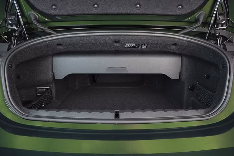 Cốp xe được trang bị động cơ điện cho phép đóng hoặc mở mui xe trong vòng 18 giây chỉ bằng một nút bấm, kể cả khi đang di chuyển với tốc độ lên đến 50 km/h. Khoang mui mềm có thể thay đổi cho phép tăng dung tích hành lý từ 300 lên 385 lít khi đóng mui. Tính thể thao và sự sang trọng đặc trưng của BMW 4 Series Convertible hoàn toàn mới được truyền tải thông qua thiết kế nội thất của xe. Thiết kế khoang lái tập trung vào người lái được thể hiện rõ hơn nhờ vào sự kết hợp giữa cụm đồng hồ kỹ thuật số cỡ lớn 12.3 inch và màn hình cảm ứng trung tâm 10.25 inch.