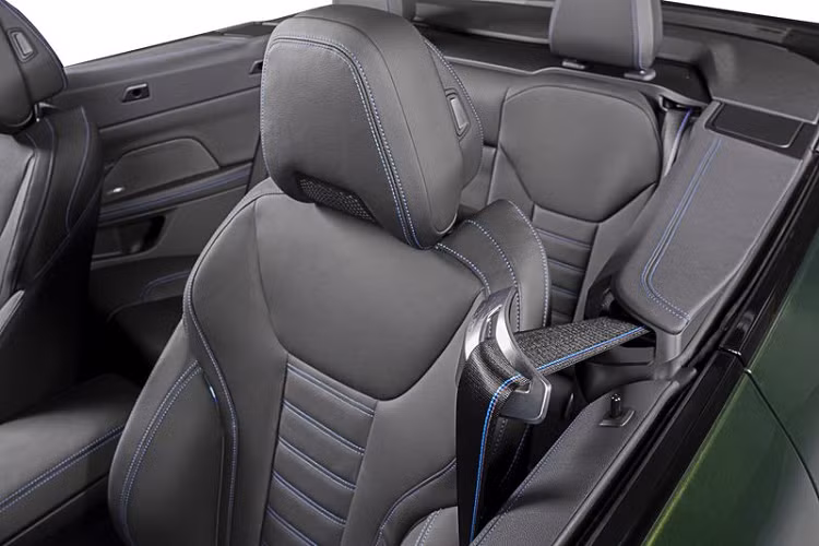 Thêm vào đó, lưới tản nhiệt được thiết kế nghiêng về phía trước rõ rệt với cấu trúc lưới tiêu chuẩn và sử dụng các cửa hút gió cỡ lớn. Cửa gió phía sau cũng được chạm trổ nổi bật kết hợp cùng bánh xe hợp kim nhẹ 18 inch làm tăng thêm tính thể thao cho xe. Cụm đèn pha sắc sảo và bắt mắt trên BMW 4 Series Convertible hoàn toàn mới được tạo hình thuôn dài về hai bên, nhấn mạnh vào bề rộng của đầu xe.