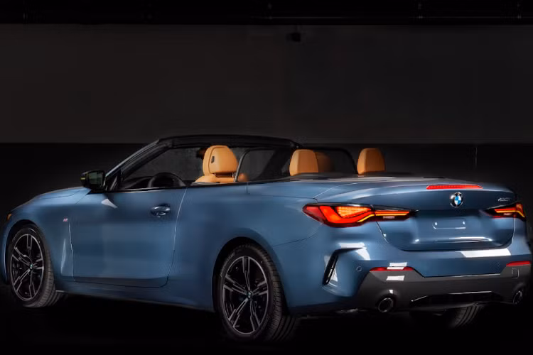 Hệ thống giải trí trên 4 Series Convertible cũng được trang bị dàn âm thanh vòm Harman Kardon tiêu chuẩn đi kèm với 12 loa và bộ khuếch đại 7 kênh kỹ thuật số cung cấp công suất âm thanh 408 watt. Tại Việt Nam, động cơ xăng 4 xi-lanh với công nghệ TwinPower Turbo nổi tiếng của BMW 4 Series Convertible hoàn toàn mới tạo ra công suất 258 mã lực và mô men xoắn 400 Nm. Trên toàn cầu, đây là lần đầu tiên tất cả các biến thể trong dòng BMW 4 Series được trang bị tiêu chuẩn hộp số Steptronic Sport tám cấp.