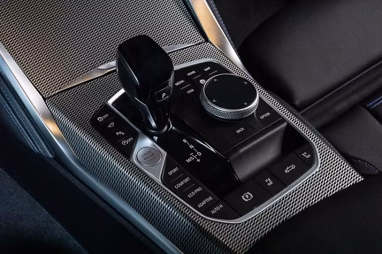 Thân xe được thiết kế dày dặn hơn giúp mang lại cho BMW 4 Series Convertible hoàn toàn mới một diện mạo thanh lịch, tôn lên nét tinh tế và mạnh mẽ cho kiểu dáng ngoại thất của xe. Vị trí lùi xa của các ghế cũng trở nên đặc biệt khi mui xe mở ra tạo nên không gian rộng rãi cho hành khách, giúp mang đến trải nghiệm lái xe đầy phóng khoáng. Đây chính là điểm đặc trưng mà các mẫu xe mui trần nổi tiếng của BMW mang đến. Khi đóng lại, mui mềm uốn cong một cách uyển chuyển bao trùm lên thân xe.