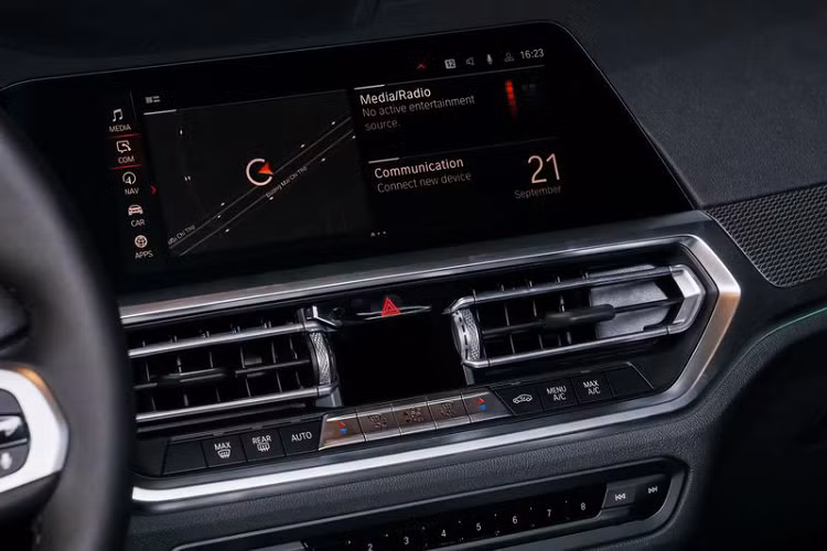 Phần mui mềm hình cánh cung trên BMW 4 Series Convertible hoàn toàn mới có đầy đủ những ưu điểm của phiên bản mui cứng tiền nhiệm. Công nghệ mui mềm được BMW nghiên cứu rất kỹ lưỡng, sử dụng các vật liệu chịu nhiệt và chịu lực cao, tạo nên cấu trúc cực kì bền bỉ, cũng như mang lại độ cách âm tuyệt vời cho hành khách bên trong. Ngoài ra, thiết kế mui mềm khiến BMW 4 Series Convertible nhẹ hơn đến 40% so với thiết kế mui cứng của thế hệ 4 Series trước kia, giúp hạ thấp trọng tâm xe và đem lại trải nghiệm cầm lái hoàn hảo hơn. Thêm vào đó, mui mềm cũng có thiết kế gọn gàng, chiếm ít thể tích của cốp xe hơn.