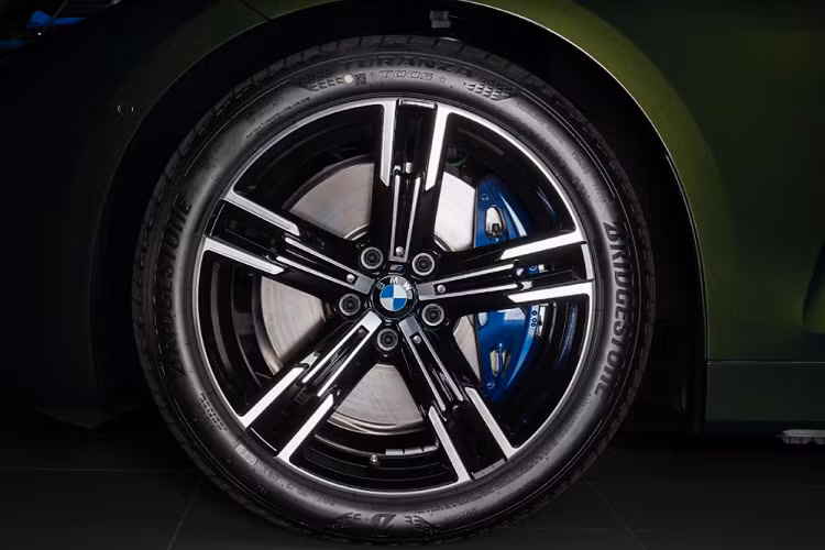 Các nút điều khiển được sắp xếp và tối ưu hóa về mặt công thái học cũng cho thấy đặc điểm của một chiếc xe được chế tạo để tận hưởng cảm giác lái mãnh liệt. Đặc biệt, gói M Sport xuất hiện như một điểm nhấn nội thất độc đáo trên 4 Series Convertible mới. Các trang bị M Sport trên xe bao gồm ghế thể thao bọc da Vernasca cao cấp có chức năng chỉnh điện và nhớ vị trí ghế trước, dây đai an toàn M Sport, vô lăng thể thao, ngay cả phần nẹp bệ cửa khi bước vào xe cũng có logo M Sport nổi bật.