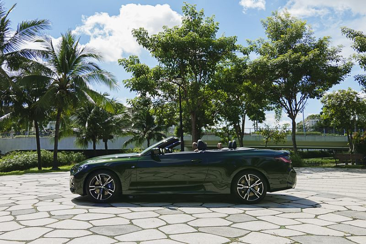 Hệ thống treo thích ứng Adaptive M là trang bị tiêu chuẩn trên BMW 4 Series Convertible hoàn toàn mới. Đi kèm với đó là bộ giảm chấn điều khiển điện tử và hệ thống lái thể thao biến thiên. Kết hợp cùng hệ thống treo thích ứng là phanh thể thao M Sport với kẹp phanh màu xanh đẹp mắt, cho quãng đường phanh ngắn hơn, hạn chế phai lực phanh sau hành trình dài, mang đến cảm giác phanh chắc chắn, an toàn hơn. Mức giá xe BMW 4 Series Convertible chưa công bố, nhưng chắc chắn không dưới 3 tỷ đồng.
