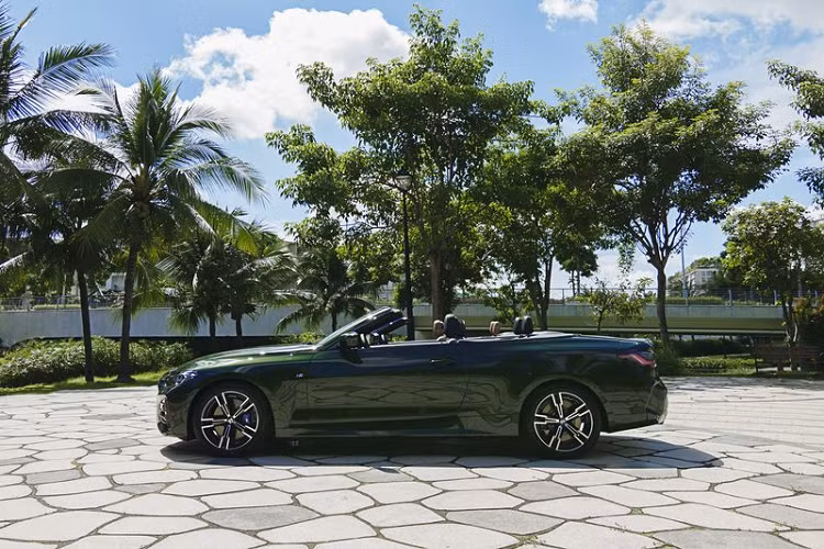 Hệ thống treo thích ứng Adaptive M là trang bị tiêu chuẩn trên BMW 4 Series Convertible hoàn toàn mới. Đi kèm với đó là bộ giảm chấn điều khiển điện tử và hệ thống lái thể thao biến thiên. Kết hợp cùng hệ thống treo thích ứng là phanh thể thao M Sport với kẹp phanh màu xanh đẹp mắt, cho quãng đường phanh ngắn hơn, hạn chế phai lực phanh sau hành trình dài, mang đến cảm giác phanh chắc chắn, an toàn hơn. Mức giá xe BMW 4 Series Convertible chưa công bố, nhưng chắc chắn không dưới 3 tỷ đồng.