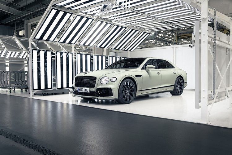 Quay trở lại bảng màu của Bentley là Dove Grey, Claret, Old English White và Oxford Blue. Các tùy chọn màu sơn này đều từng góp mặt trong hơn 30 năm lịch sử hoạt động của thương hiệu, với Dove Grey lâu đời nhất từng xuất hiện trên những chiếc xe siêu sang Bentley từ những năm 1930.