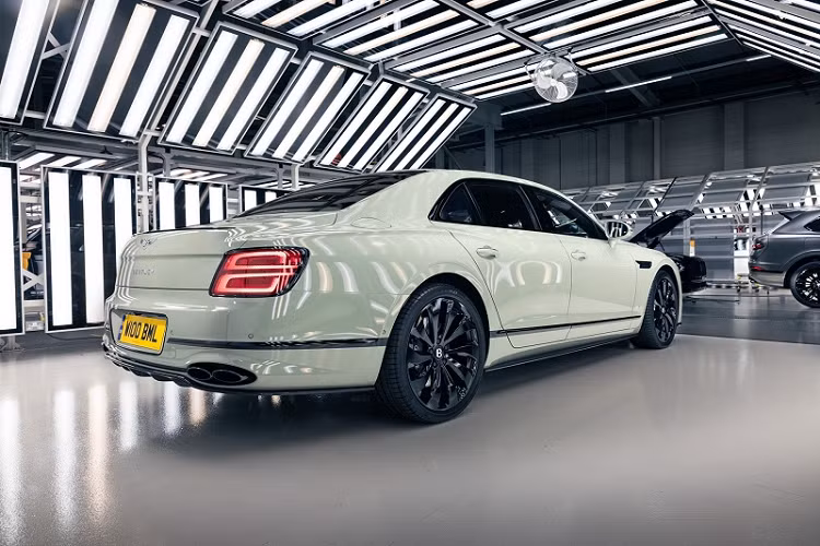 Trong khi đó, màu sơn Claret trên Bentley được tạo ra vào năm 2002, độc quyền trên chiếc Bentley State Limousine là quà tặng của hãng xe Anh Quốc dành cho nữ hoàng Elizabeth II nhân dịp kỷ niệm 50 năm tại vị (Golden Jubilee).