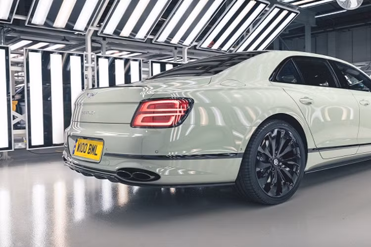 Nhóm thiết kế của thương hiệu xe sang Bentley cũng cho biết có đến 15 tùy chọn màu với tuổi đời hơn 50 năm vẫn đang nằm trong danh mục của chương trình cá nhân hóa Mulliner.