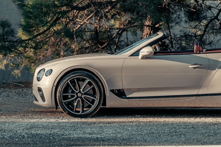 Old English White có mặt trên nhiều mẫu xe của Bentley kể từ những năm 1950, được cho là tùy chọn màu sơn đơn giản trường tồn với thời gian và xứng đáng với bất kỳ chiếc xe nào của thương hiệu Anh Quốc. Cuối cùng là Oxford Blue - tùy chọn màu xanh lam đậm nhất trong bảng màu của Bentley, được tạo ra vào những năm 1960.