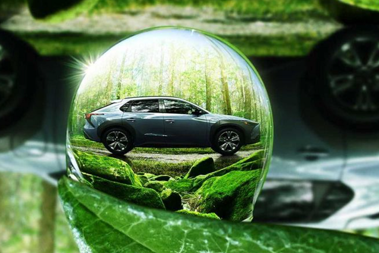 mẫu xe SUV Subaru Solterra 2023 cũng có thể được trang bị phần mái thu năng lượng mặt trười để tạo ra lượng điện giúp xe di chuyển được 1.800 km hàng năm.