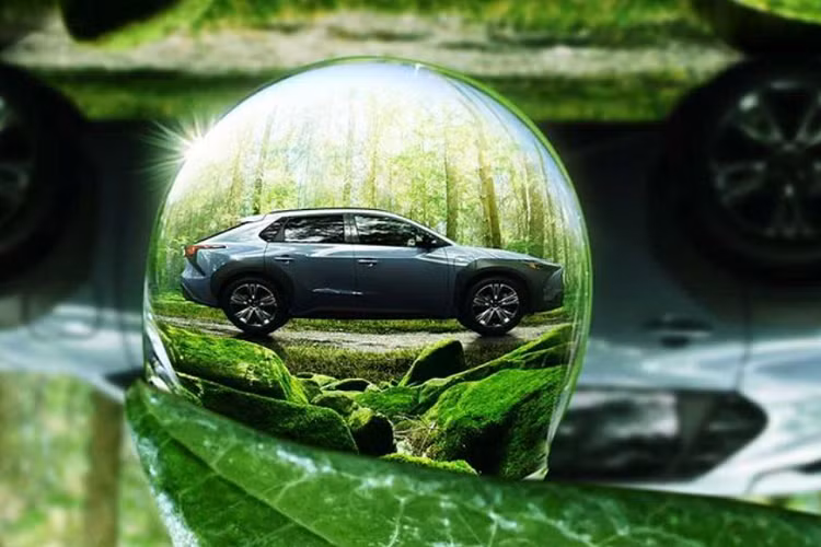 mẫu xe SUV Subaru Solterra 2023 cũng có thể được trang bị phần mái thu năng lượng mặt trười để tạo ra lượng điện giúp xe di chuyển được 1.800 km hàng năm.