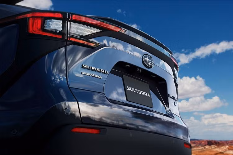 Cặp đôi này đều "cưỡi" trên nền tảng khung gầm e-TNGA và có thân xe "hao hao" nhau, điểm khác biệt lớn nhất ở ngoại thất là lưới tản nhiệt, cụm đèn chiếu sáng trước và sau. Đèn hậu trên Solterra sẽ không có thanh ngang trải dài toàn bộ chiều rộng như của bZ4X.