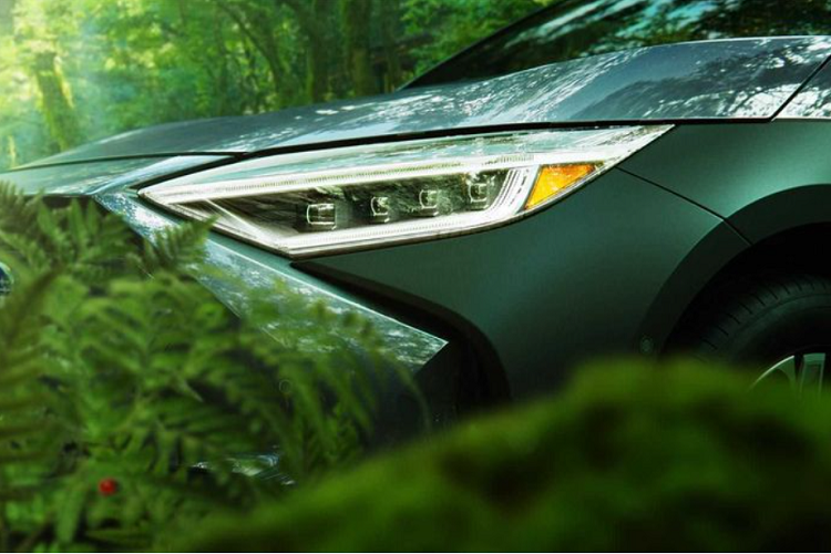 Trong khi đó, những bức ảnh teaser cho thấy Subaru Solterra 2023 có thiết kế rất giống với Toyota bZ4X, điều đó không hề bất ngờ vì Toyota bZ4X và Subaru Solterra là hai dòng xe được Toyota và Subura hợp tác cùng phát triển.