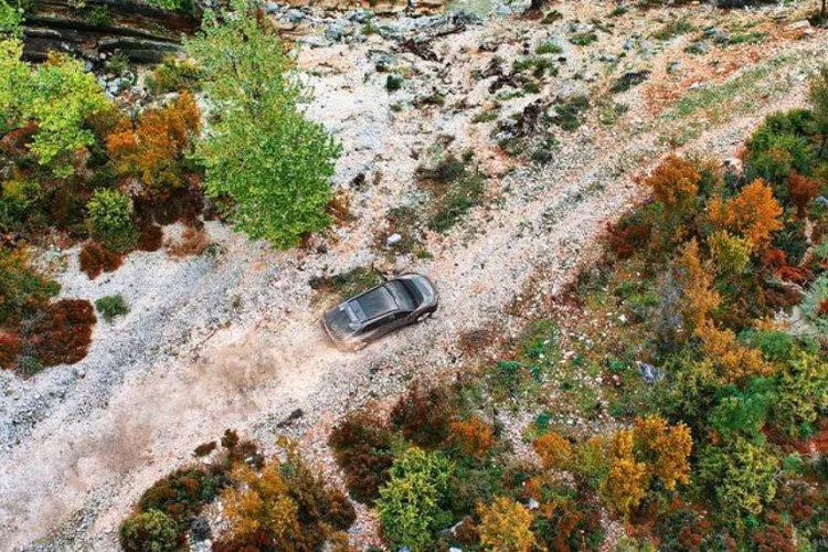 Subaru cũng cho biết Solterra thuần điện này sở hữu không gian nội thất yên tĩnh, rộng rãi và được trang bị đầy đủ tiện nghi.