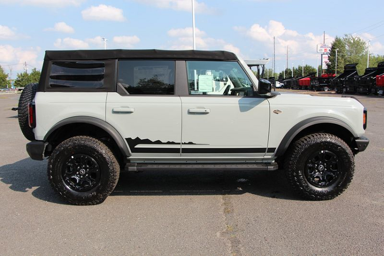 Ngoài ra, chiếc SUV off-road còn tự hào với góc thoát và góc vượt đỉnh dốc tốt nhất phân khúc (37,2 và 29 độ), góc tiếp cận 43,2 độ, gầm xe cũng tốt hơn so với Jeep Wrangler Rubicon (294 m với lốp 35 inch đề cập phía trên) và khả năng lội nước ở mức 850,9 mm.