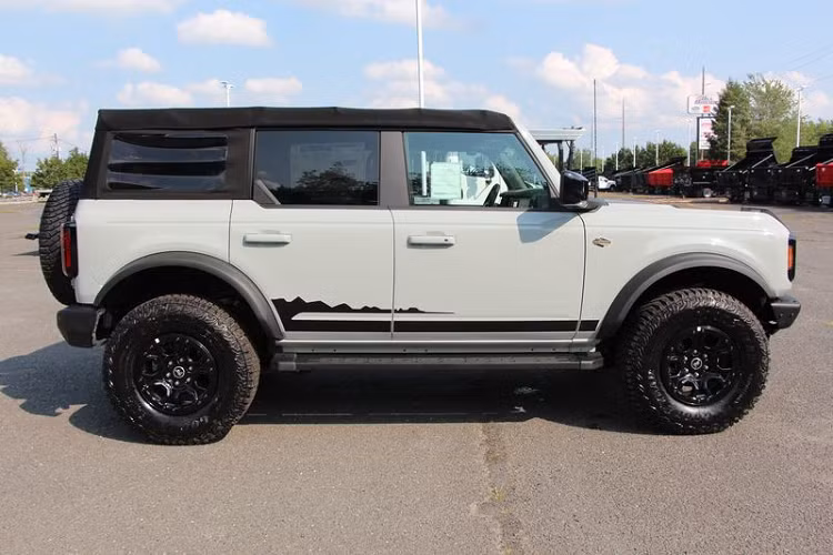 Ngoài ra, chiếc SUV off-road còn tự hào với góc thoát và góc vượt đỉnh dốc tốt nhất phân khúc (37,2 và 29 độ), góc tiếp cận 43,2 độ, gầm xe cũng tốt hơn so với Jeep Wrangler Rubicon (294 m với lốp 35 inch đề cập phía trên) và khả năng lội nước ở mức 850,9 mm.