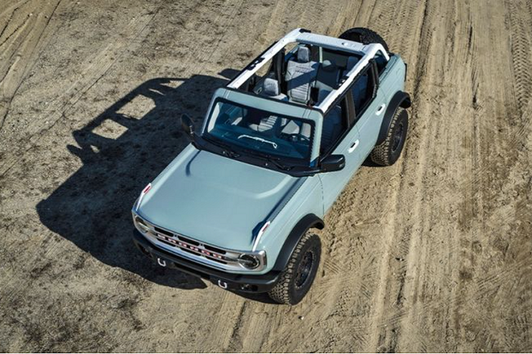 Tại Mỹ, Ford Bronco rất được yêu thích, chỉ sau 2 tuần ra mắt, lượng đơn đặt hàng của Ford Bronco 2022 mới thậm chí đã bằng 2 năm doanh số cộng lại (2018 và 2019) của đối thủ "đồng hương" Jeep Wrangler, đạt con số 230.000 đơn cực khủng. Tuy nhiên, cũng vì vậy mà Bronco hiện đang bị quá tải đơn hàng và không đủ linh kiện để lắp ráp.