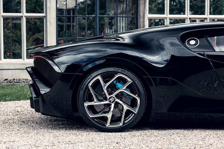 Điểm nhấn ở ngoại thất của La Voiture Noire như gương chiếu hậu mới, dải đèn hậu LED kéo dài điệu đà hơn, mâm mạ chrome với kẹp phanh màu xanh bên trong.