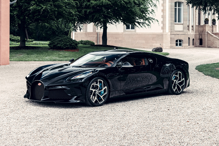 Sau 2 năm ra mắt, chiếc Bugatti La Voiture Noire mới đã được hoàn thiện và sắp được giao đến cho khách hàng. Tại triển lãm Geneva Motor Show 2019, La Voiture Noire chỉ là bản mẫu và phải dùng một động cơ điện nhỏ để di chuyển.