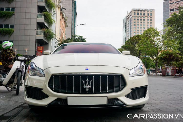 Tính đến thời điểm hiện tại, Maserati Quattroporte đã trải qua 6 thế hệ hình thành và phát triển, trở thành mẫu xe biểu tượng của thương hiệu “cây đinh ba” Chiếc Quattroporte GTS của người chơi xe Sài Gòn sở hữu lớp sơn trắng muốt khá tinh tế, diện mạo của xe đã được chủ nhân nâng cấp với phần cản trước và sau của cấu hình GranSport thể thao hơn thay cho chi tiết nguyên bản. Xe thuộc thế hệ thứ 6 và vẫn được Maserati nhắm đến đối tượng khách hàng trung niên nhờ thiết kế ngoại thất đẹp mắt và thanh thoát.