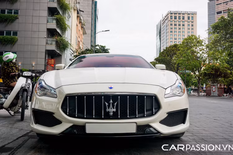 Tính đến thời điểm hiện tại, Maserati Quattroporte đã trải qua 6 thế hệ hình thành và phát triển, trở thành mẫu xe biểu tượng của thương hiệu “cây đinh ba” Chiếc Quattroporte GTS của người chơi xe Sài Gòn sở hữu lớp sơn trắng muốt khá tinh tế, diện mạo của xe đã được chủ nhân nâng cấp với phần cản trước và sau của cấu hình GranSport thể thao hơn thay cho chi tiết nguyên bản. Xe thuộc thế hệ thứ 6 và vẫn được Maserati nhắm đến đối tượng khách hàng trung niên nhờ thiết kế ngoại thất đẹp mắt và thanh thoát.
