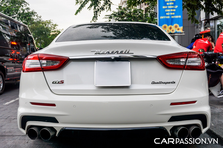 Bảng đồng hồ sau vô-lăng được chia làm 3 khu vực bao gồm cụm đồng hồ analog hiển thị tốc độ di chuyển và vòng tua máy, ở vị trí trung tâm là màn hình điện tử hiển thị những thông tin vận hành thiết yếu. Chưa hết, Maserati còn trang bị cho Quattroporte GTS một đồng hồ cơ đặt giữa bảng táp-lô, bên trong là logo GTS và phía bên ghế phụ là tên xe được đính trên bảng táp-lô.