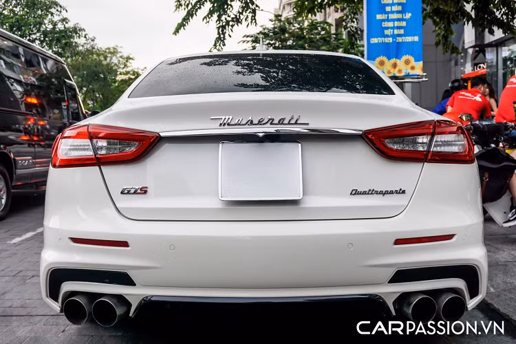 Bảng đồng hồ sau vô-lăng được chia làm 3 khu vực bao gồm cụm đồng hồ analog hiển thị tốc độ di chuyển và vòng tua máy, ở vị trí trung tâm là màn hình điện tử hiển thị những thông tin vận hành thiết yếu. Chưa hết, Maserati còn trang bị cho Quattroporte GTS một đồng hồ cơ đặt giữa bảng táp-lô, bên trong là logo GTS và phía bên ghế phụ là tên xe được đính trên bảng táp-lô.