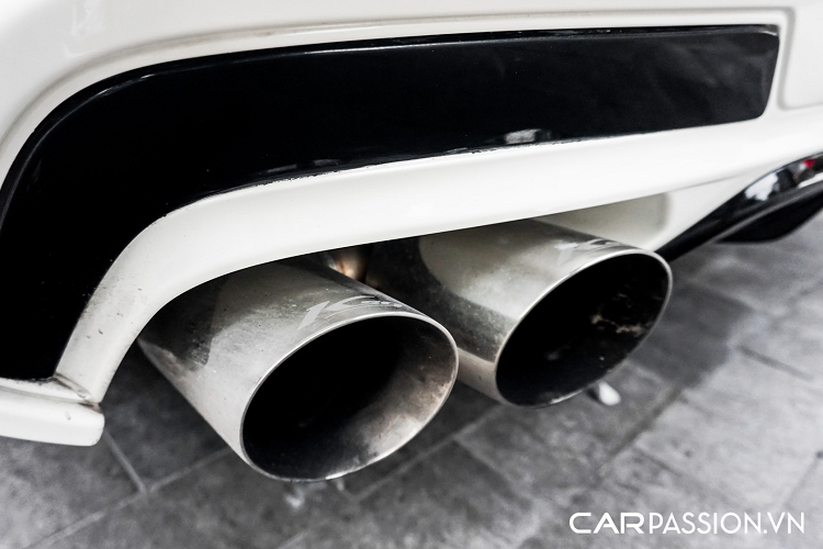 Maserati Quattroporte GTS sở hữu kích thước khá lớn, cụ thể chiều dài tổng thể của xe là 5.262 mm và trục cơ sở dài 3.171 mm, điều này giúp cho hàng ghế thứ hai trên xe trở nên vô cùng rộng rãi so với các mẫu xe khác trong phân khúc. Xe được trang bị bộ mâm đa chấu Perseo với thiết kế thể thao, đi cùng với đó là cùm phanh sơn đỏ nổi bật. Hai bên hông có sự xuất hiện của 3 khe gió viền chrome, đây là chi tiết đặc trưng trên các mẫu xe nhà Maserati và có thiết kế khác biệt nhằm mục đích nhận diện từng dòng xe của hãng.