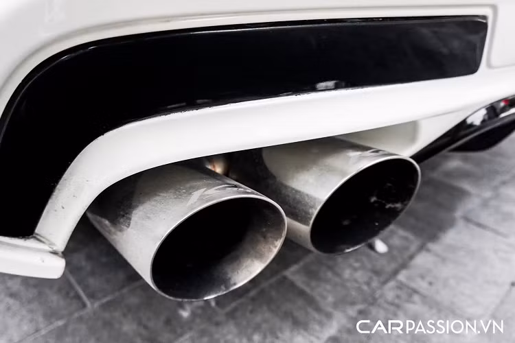 Maserati Quattroporte GTS sở hữu kích thước khá lớn, cụ thể chiều dài tổng thể của xe là 5.262 mm và trục cơ sở dài 3.171 mm, điều này giúp cho hàng ghế thứ hai trên xe trở nên vô cùng rộng rãi so với các mẫu xe khác trong phân khúc. Xe được trang bị bộ mâm đa chấu Perseo với thiết kế thể thao, đi cùng với đó là cùm phanh sơn đỏ nổi bật. Hai bên hông có sự xuất hiện của 3 khe gió viền chrome, đây là chi tiết đặc trưng trên các mẫu xe nhà Maserati và có thiết kế khác biệt nhằm mục đích nhận diện từng dòng xe của hãng.