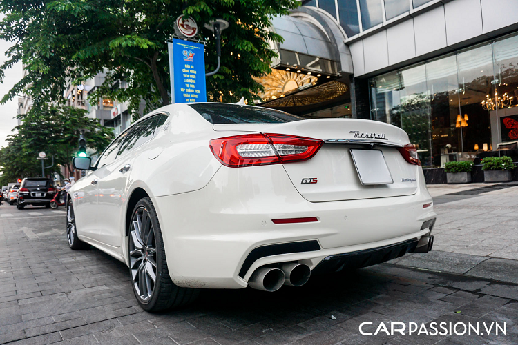 Tuy nhiên, chủ nhân của phiên bản đắt giá này còn tiếp tục nâng cấp thêm bộ racechip của nhà độ lừng danh nước Đức Novitec nhằm mục đích can thiệp vào ECU để khai thác triệt để sức mạnh từ cỗ máy V8. Kết quả là công suất của xe chạm ngưỡng 597 mã lực (tăng 74 mã lực) và mô-men xoắn cực đại đạt 820 Nm (tăng 110 Nm). Sức mạnh này giúp rút ngắn quãng thời gian tăng tốc từ 0-100 km/h xuống còn 4,4 giây và tốc độ tối đa vọt lên mức 318 km/h.