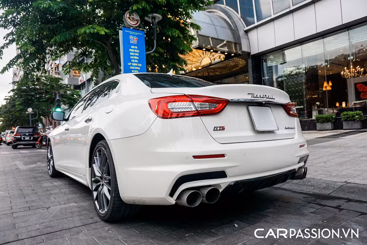 Tuy nhiên, chủ nhân của phiên bản đắt giá này còn tiếp tục nâng cấp thêm bộ racechip của nhà độ lừng danh nước Đức Novitec nhằm mục đích can thiệp vào ECU để khai thác triệt để sức mạnh từ cỗ máy V8. Kết quả là công suất của xe chạm ngưỡng 597 mã lực (tăng 74 mã lực) và mô-men xoắn cực đại đạt 820 Nm (tăng 110 Nm). Sức mạnh này giúp rút ngắn quãng thời gian tăng tốc từ 0-100 km/h xuống còn 4,4 giây và tốc độ tối đa vọt lên mức 318 km/h.