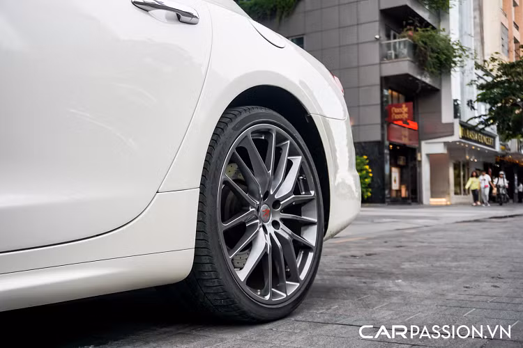 Xuất phát điểm là một hãng xe thể thao, Quattroporte vẫn mang trong mình DNA của một chiếc xe thể thao đậm chất Ý. Ghế ngồi trên xe có xu hướng ôm thân và được chú trọng về mặt thiết kế nhằm mang lại trải nghiệm thoải mái nhất cho khách hàng. Vô-lăng được bọc da cao cấp và khâu tay tỉ mỉ, tích hợp thêm lẫy chuyển số ở phía sau.