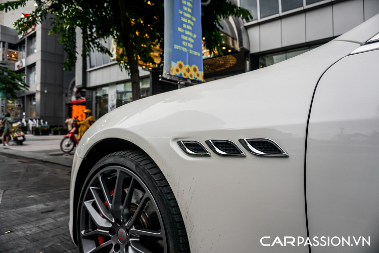 Tiến vào bên trong, khoang nội thất được chế tác thủ công luôn là niềm tự hào to lớn của những thương hiệu xe hơi đến từ Ý. Khoang nội thất của mẫu sedan đầu bảng nhà Maserati được bọc da tự nhiên Poltrona Frau kết hợp với một số tuỳ chọn đắt giá khác như lụa Ermenegildo Zegna, da Alcantara hoặc gỗ ốp thượng hạng.