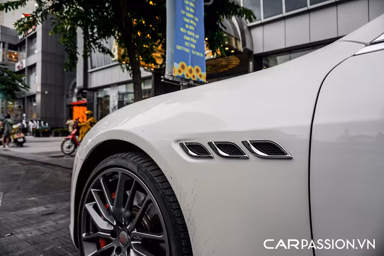 Tiến vào bên trong, khoang nội thất được chế tác thủ công luôn là niềm tự hào to lớn của những thương hiệu xe hơi đến từ Ý. Khoang nội thất của mẫu sedan đầu bảng nhà Maserati được bọc da tự nhiên Poltrona Frau kết hợp với một số tuỳ chọn đắt giá khác như lụa Ermenegildo Zegna, da Alcantara hoặc gỗ ốp thượng hạng.