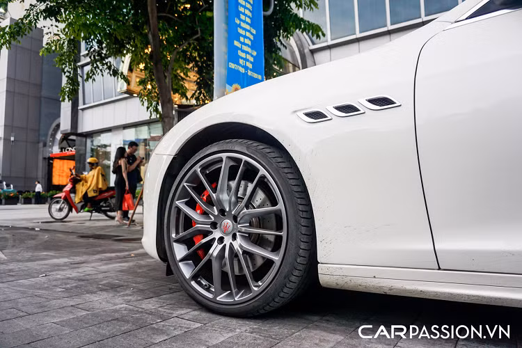 Thương hiệu xe sang lâu đời bậc nhất nước Ý Maserati từ lâu đã nổi tiếng trong việc chế tạo ra những chiếc coupe hai cửa thể thao, vì thế chiếc Quattroporte (mẫu sedan đầu tiên của hãng) được lấy tên khá đơn giản, trong tiếng Ý Quattroporte có nghĩa là 4 cửa. Điểm nhấn trên dòng xe này nằm ở nét thiết kế ít khi có sự thay đổi theo thời gian, nhờ vậy mà ngoại thất của xe luôn mang đến cho chúng ta một cái nhìn hoài cổ.