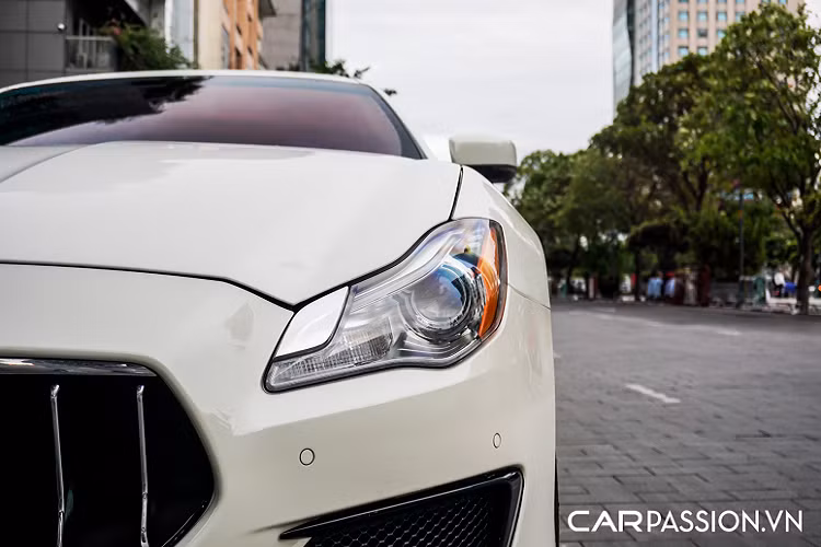 Giá xe Maserati Quattroporte GTS bản tiêu chuẩn cao hơn hẳn so với các đối thủ cạnh tranh như S-Class, 7-Series hay A8, mẫu xe sang nước Ý gây ấn tượng mạnh mẽ nhờ thiết kế thanh lịch, kết hợp hài hoà hai yếu tố quý tộc và thể thao. So với các ông lớn trong phân khúc, Quattroporte là mẫu sedan hạng sang có thâm niên khá lâu đời, thế hệ đầu tiên của chiếc saloon 4 cửa này được ra mắt lần đầu tại Turin Autoshow năm 1963.