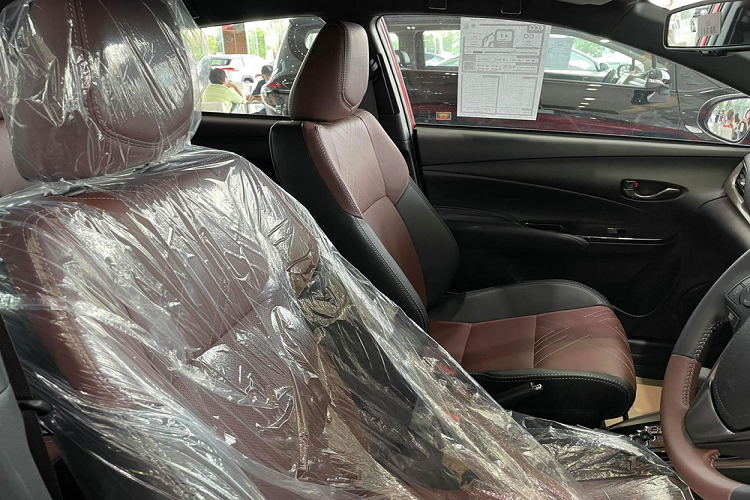 Bên cạnh đó là những tính năng an toàn chủ động nằm trong gói Toyota Safety Sense, bao gồm cảnh báo va chạm sớm và cảnh báo chệch làn đường.