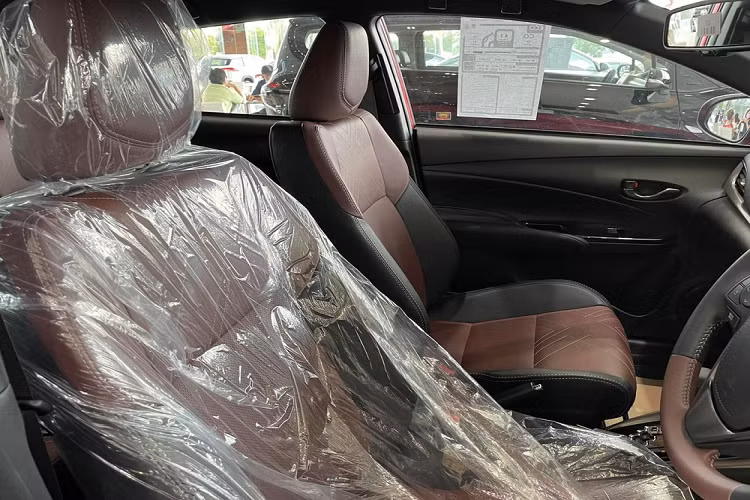 Bên cạnh đó là những tính năng an toàn chủ động nằm trong gói Toyota Safety Sense, bao gồm cảnh báo va chạm sớm và cảnh báo chệch làn đường.