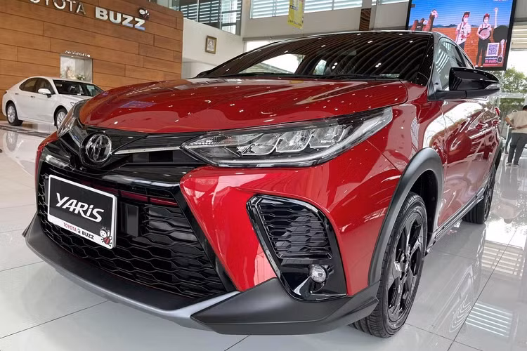 Nhờ gói phụ kiện X-Urban mới, 2 phiên bản kể trên của Toyota Yaris 2021 gầm cao sẽ có thêm lưới tản nhiệt và hốc đèn sương mù trước cỡ lớn được sơn màu đen bóng. Bên cạnh đó là cánh lướt gió trước và bộ khuếch tán gió phía sau màu xám, ốp cua lốp mới, bộ vành hợp kim 16 inch phối 2 màu, cánh lướt gió bên sườn cũng như logo X-Urban trên cửa cốp.