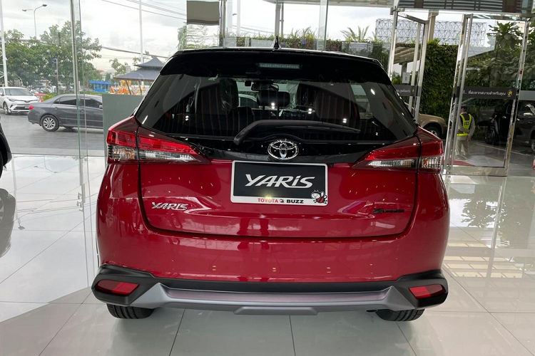 Đáng tiếc là nội thất của Toyota Yaris X-Urban 2021 không có gì thay đổi. Xe cũng được áp dụng một số thay đổi như Toyota Yaris 2021 bản thường như vô lăng bọc da siêu mềm, ghế màu đỏ Terra Rossa phối đen và chỉ khâu màu xám ở bệ tì tay trung tâm.