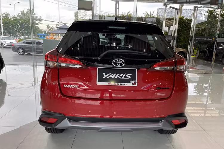 Đáng tiếc là nội thất của Toyota Yaris X-Urban 2021 không có gì thay đổi. Xe cũng được áp dụng một số thay đổi như Toyota Yaris 2021 bản thường như vô lăng bọc da siêu mềm, ghế màu đỏ Terra Rossa phối đen và chỉ khâu màu xám ở bệ tì tay trung tâm.