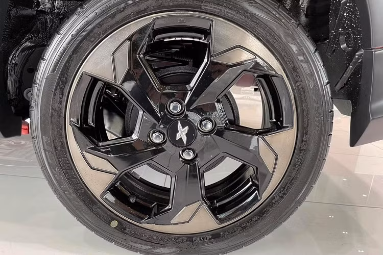 Điều đặc biệt là gói phụ kiện X-Urban không chỉ thay đổi ngoại hình của mẫu xe hatchback hạng B này. Bên cạnh đó, gói X-Urban còn bổ sung lò xo và giảm xóc mới cho hệ thống treo của xe. Nhờ đó, phần thân xe sẽ được nâng cao thêm 30 mm so với phiên bản tiêu chuẩn.