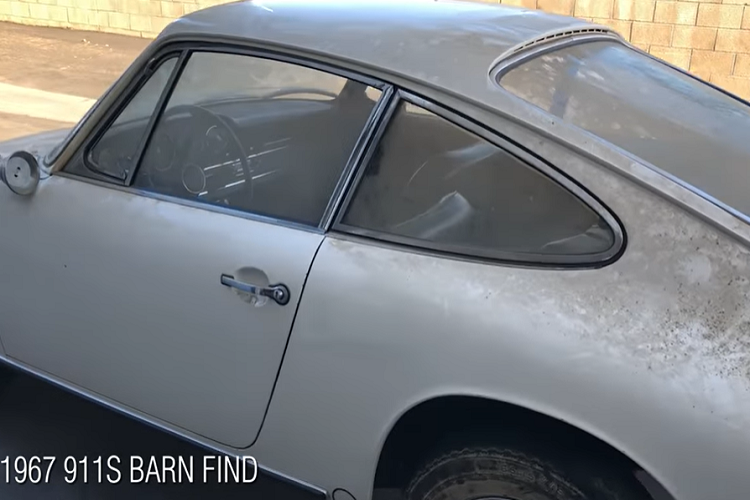 Nhưng một khi những người ở kênh YouTube "I am detailing" đã hoàn thành xong công việc của mình, chiếc Porsche 911S hàng hiếm đã có được cuộc sống thứ hai, tự hào khoác lên mình lớp sơn sáng bóng và nội thất sạch sẽ lấp lánh. Nói một cách đơn giản, nó trông giống như hồi mới rời khỏi nhà máy ở Đức vào năm 1967.