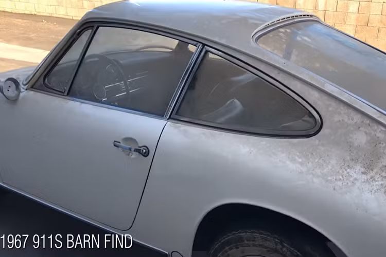 Nhưng một khi những người ở kênh YouTube "I am detailing" đã hoàn thành xong công việc của mình, chiếc Porsche 911S hàng hiếm đã có được cuộc sống thứ hai, tự hào khoác lên mình lớp sơn sáng bóng và nội thất sạch sẽ lấp lánh. Nói một cách đơn giản, nó trông giống như hồi mới rời khỏi nhà máy ở Đức vào năm 1967.