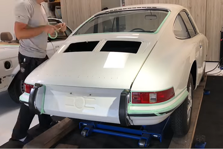 Cụ thể, chiếc 911S cổ điển này đã được cất giữ yên một chỗ suốt gần 40 năm trong một garage. Nó đã được lái hơn 144.000 km kể từ hồi mua mới, nhưng chủ nhân đã đỗ nó trong một garage sau khi ông ta gặp một sự cố nhỏ vào năm 1982.